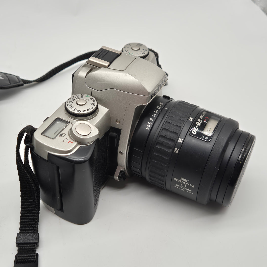 Retro Pentax MZ-5 analog systemkamera med två objektiv