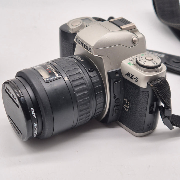 Retro Pentax MZ-5 analog systemkamera med två objektiv