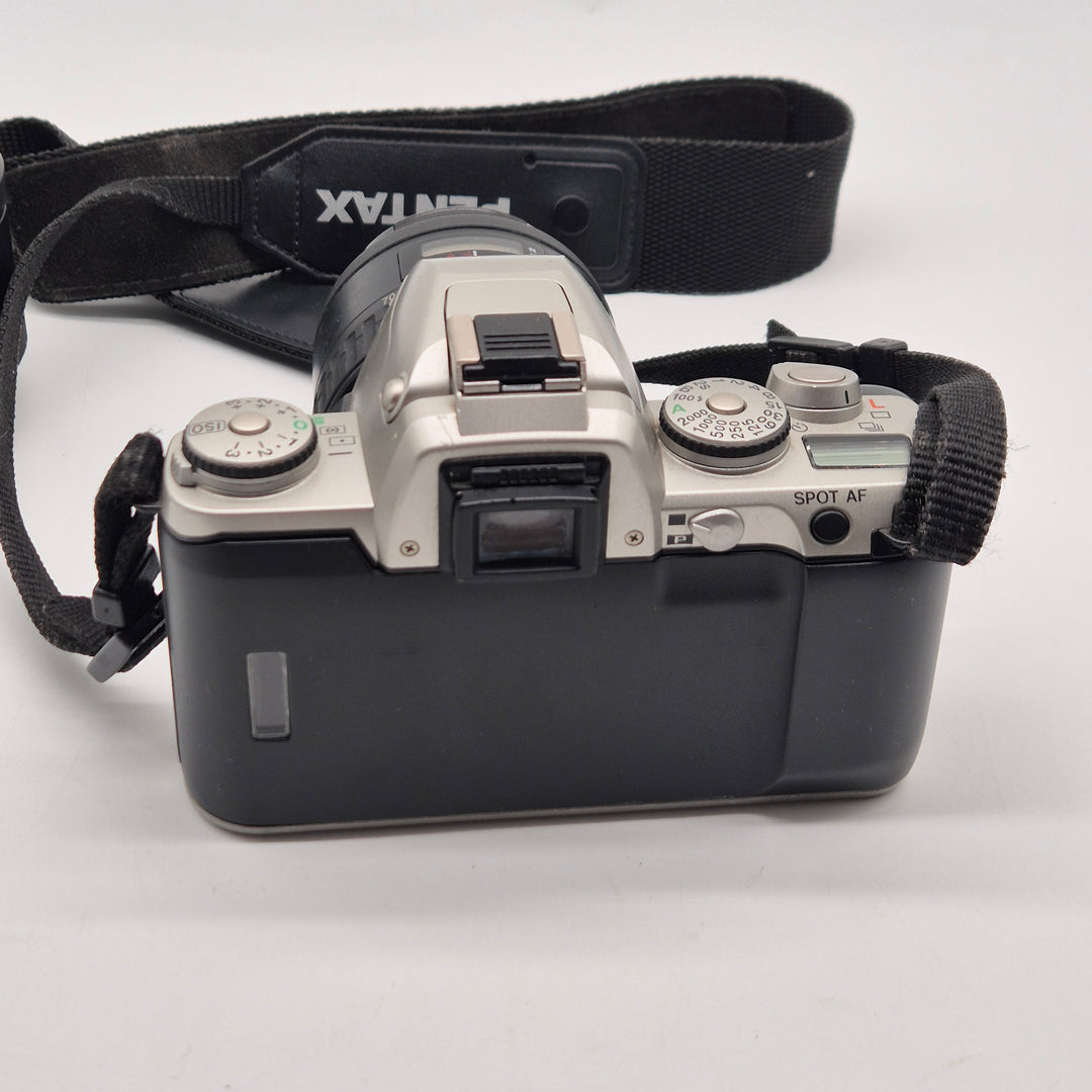 Retro Pentax MZ-5 analog systemkamera med två objektiv