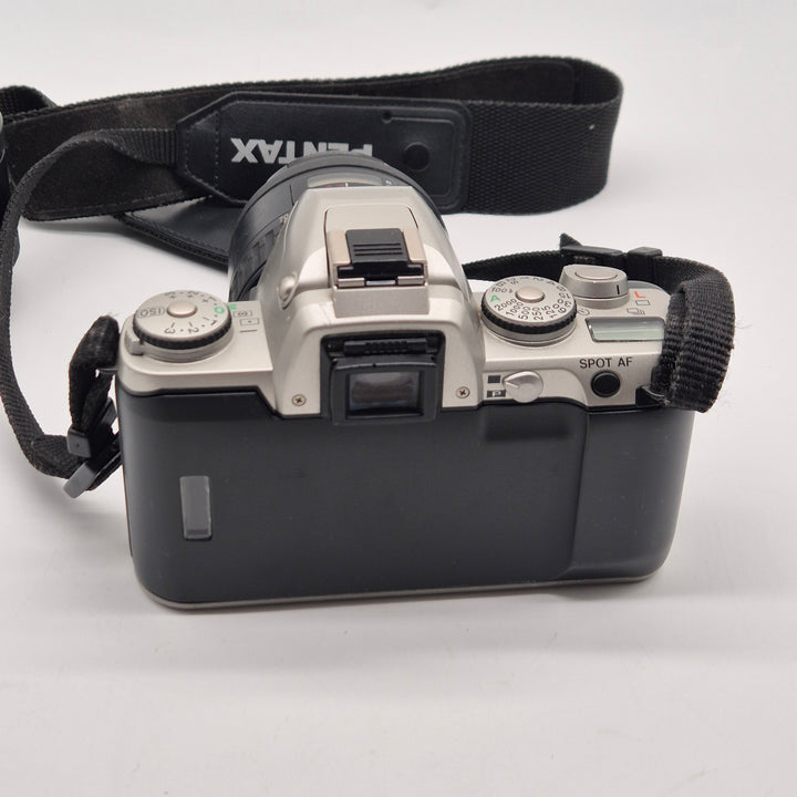 Retro Pentax MZ-5 analog systemkamera med två objektiv