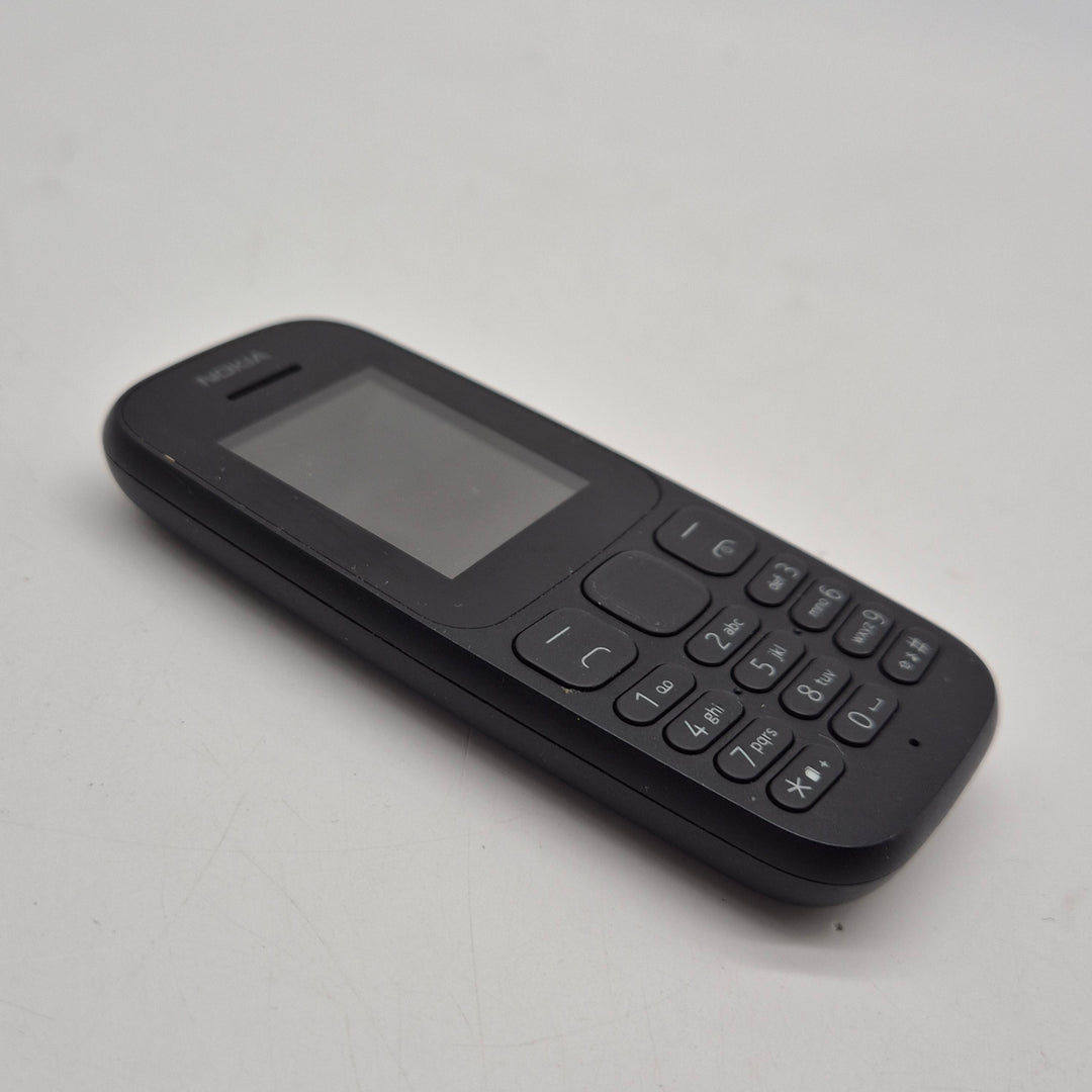Klassisk Nokia knapptelefon kompakt och pålitlig