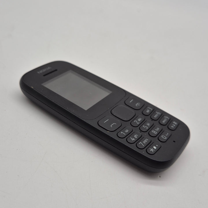Klassisk Nokia knapptelefon kompakt och pålitlig