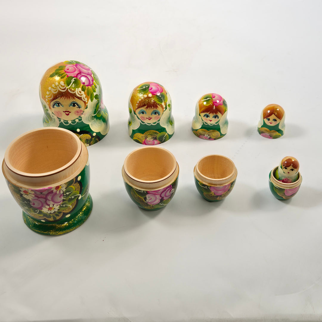 Retro babusjka dockor i grönt och rosa trä