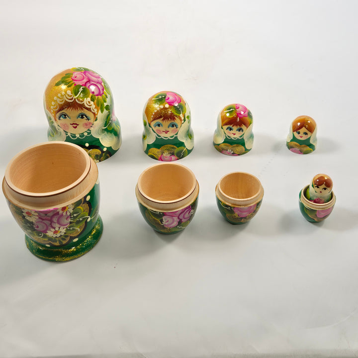 Retro babusjka dockor i grönt och rosa trä
