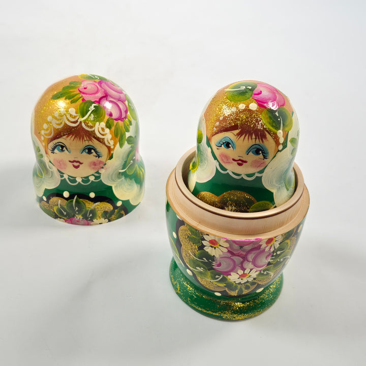 Retro babusjka dockor i grönt och rosa trä