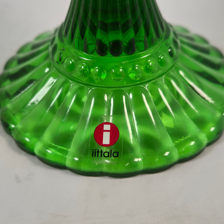 Elegant grön glasskål på fot Iittala