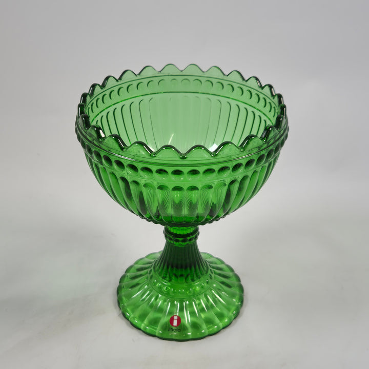 Elegant grön glasskål på fot Iittala