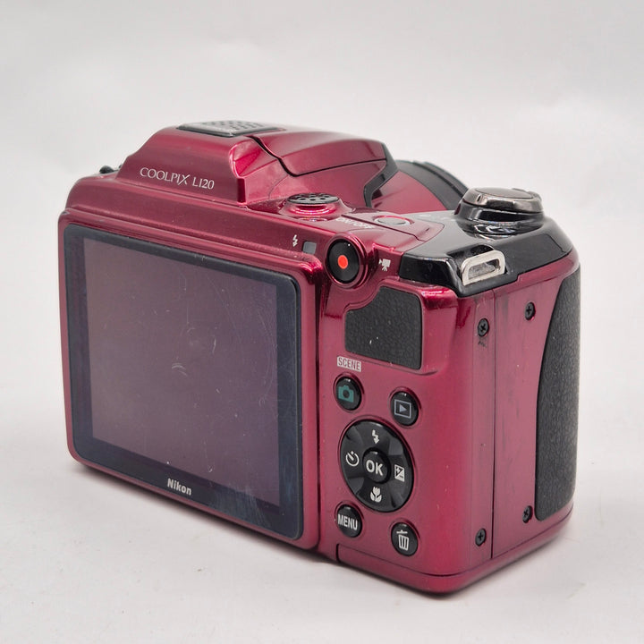 Röd Nikon kompaktkamera med superzoom begagnad