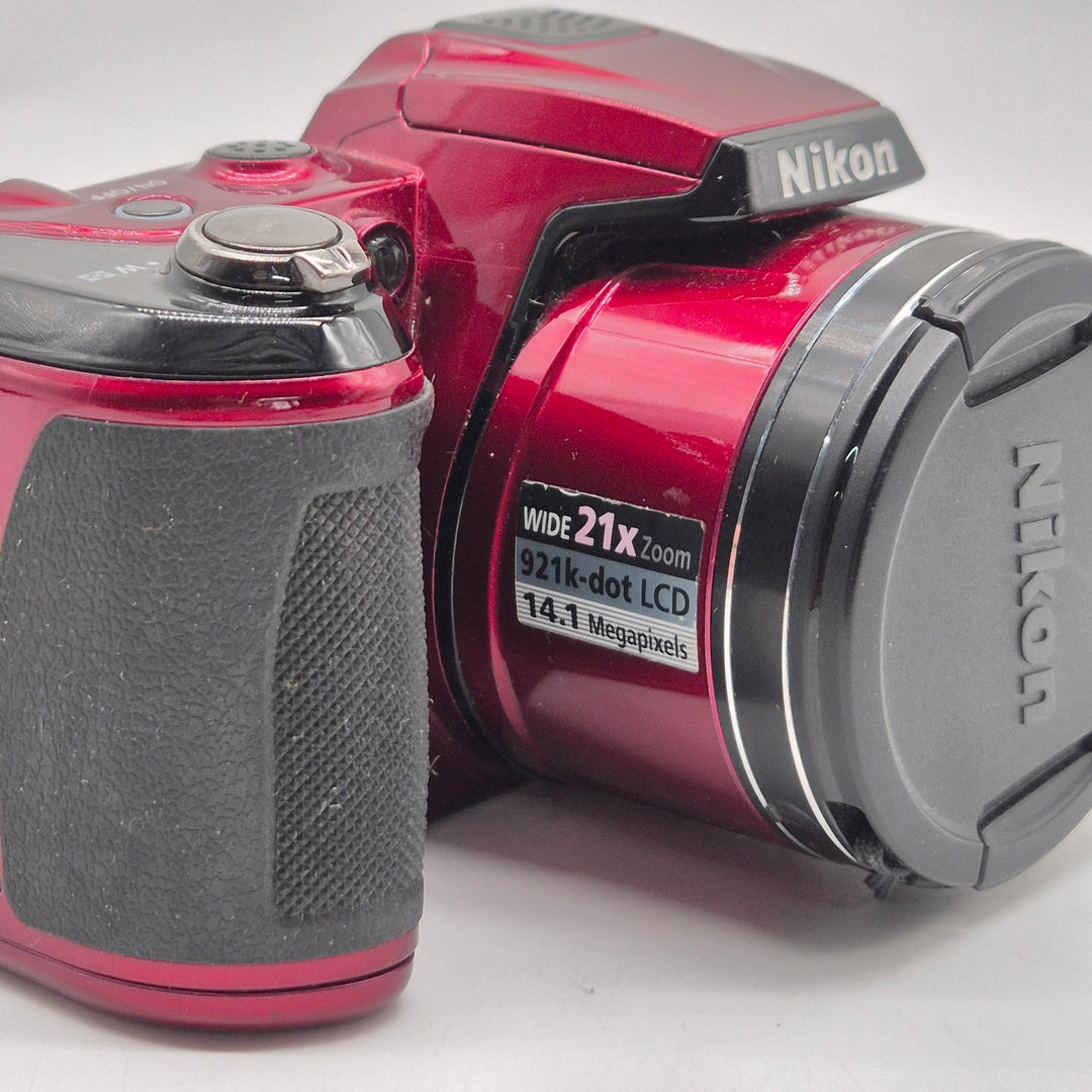 Röd Nikon kompaktkamera med superzoom begagnad