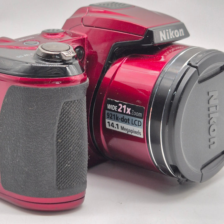 Röd Nikon kompaktkamera med superzoom begagnad