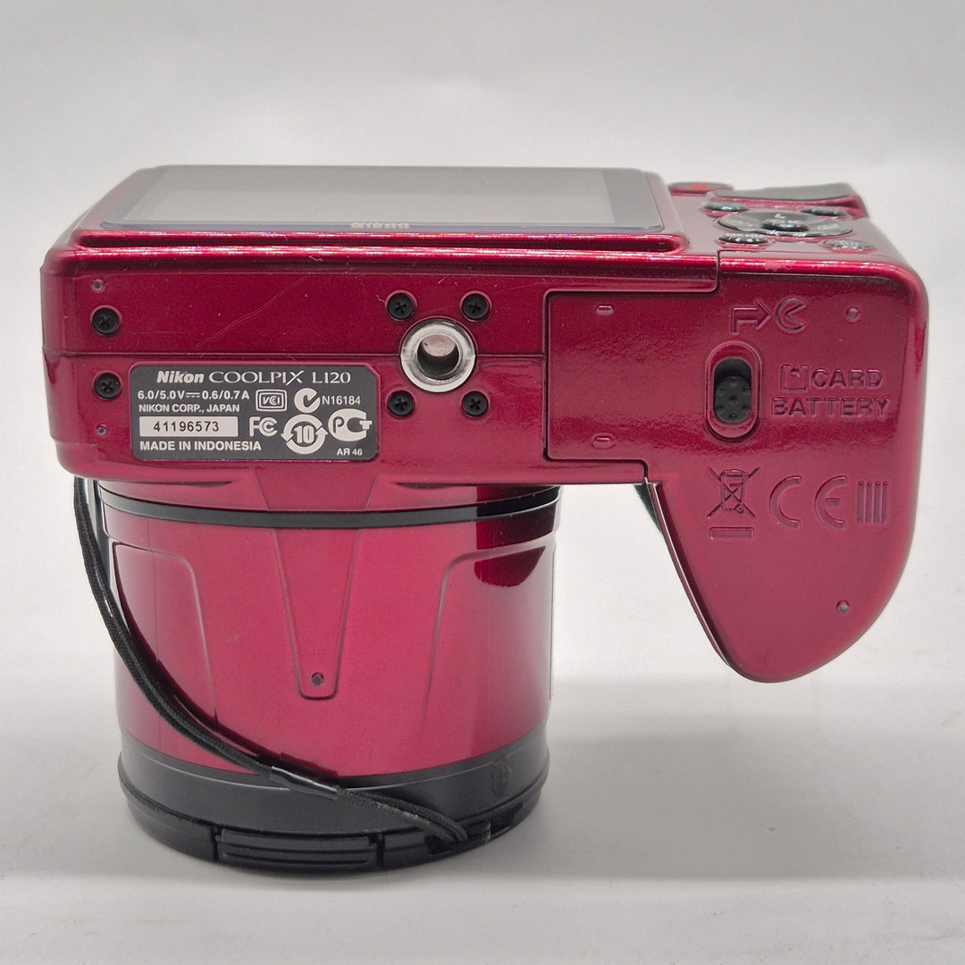 Röd Nikon kompaktkamera med superzoom begagnad