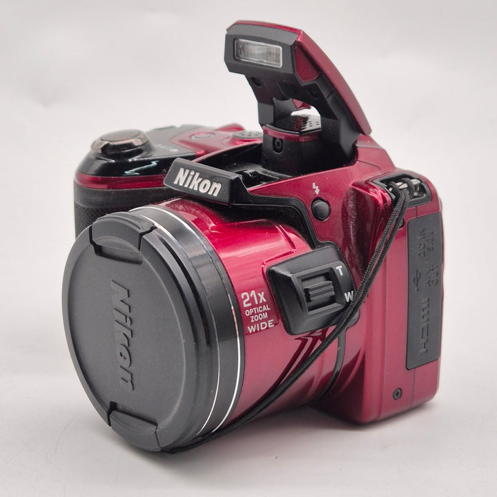 Röd Nikon kompaktkamera med superzoom begagnad