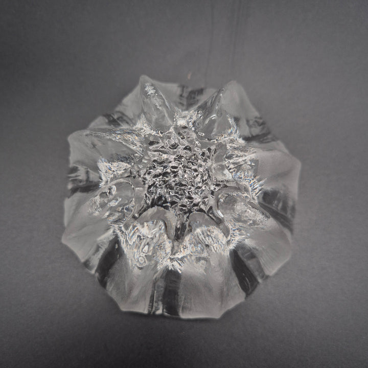 Elegant blomformad glasskål med retrokänsla