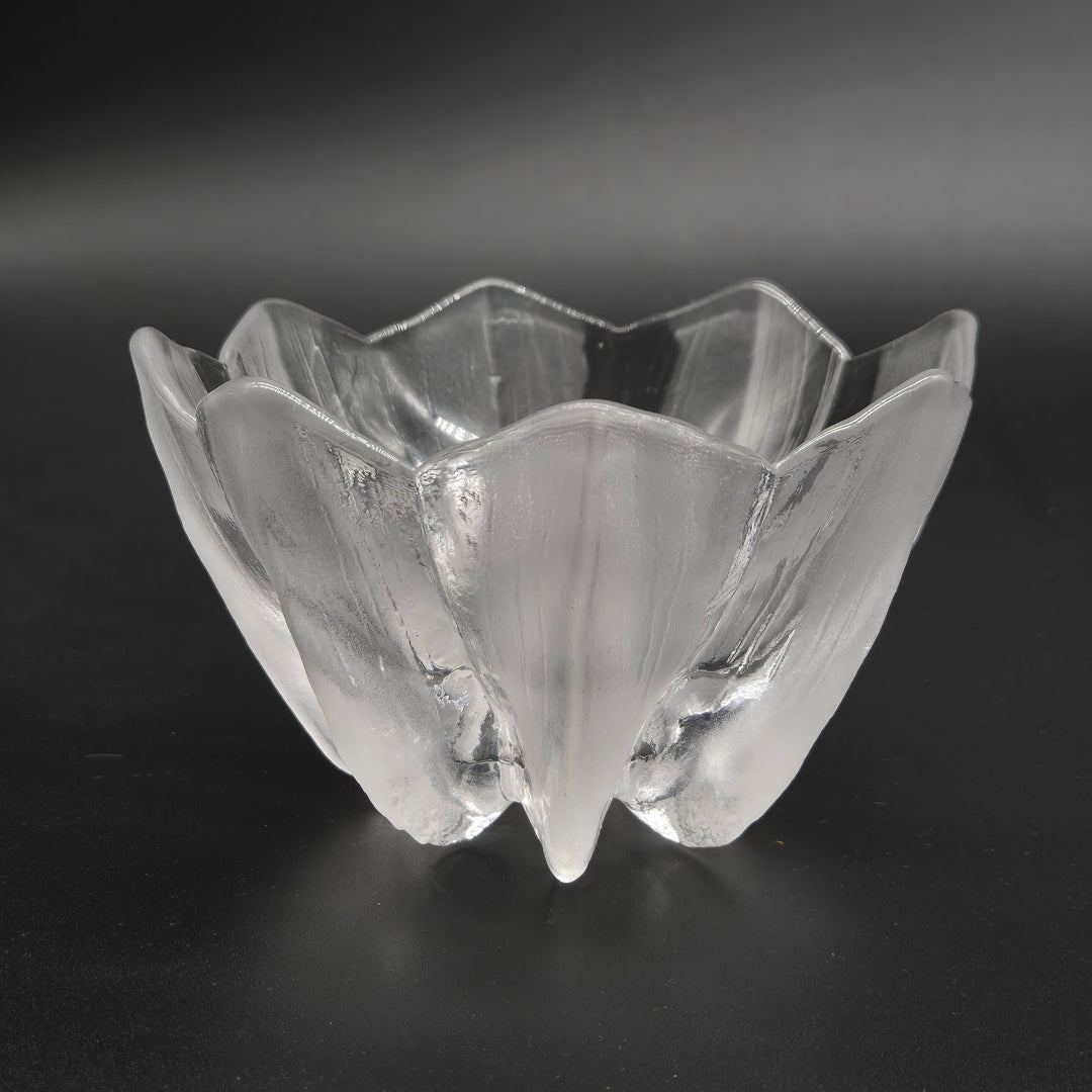 Elegant blomformad glasskål med retrokänsla