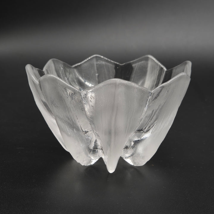 Elegant blomformad glasskål med retrokänsla