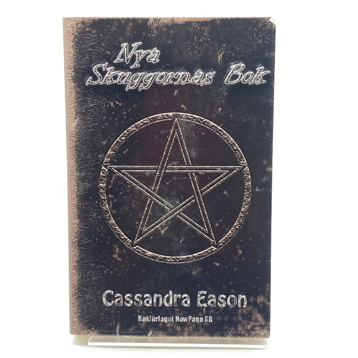 Nya Skuggornas Bok av Cassandra Eason