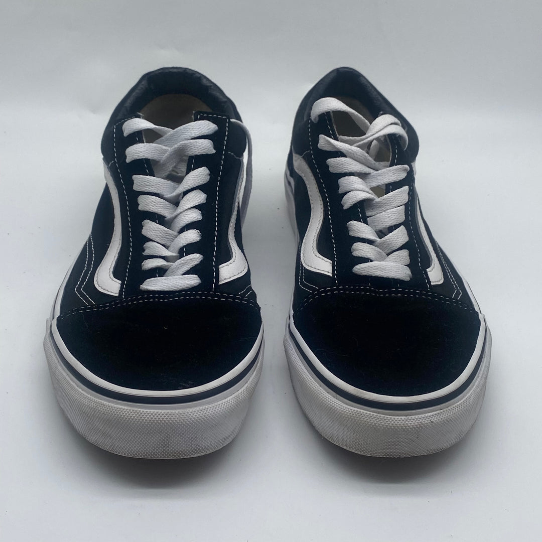 Klassiska svartvita sneakers i läder