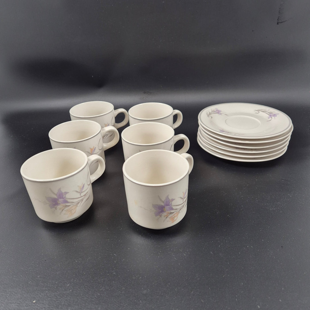 Porslinsteaset med Blomstermotiv - Homy Secondhand Online