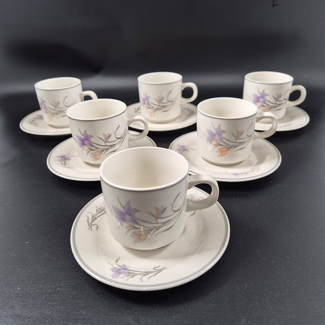 Porslinsteaset med Blomstermotiv - Homy Secondhand Online