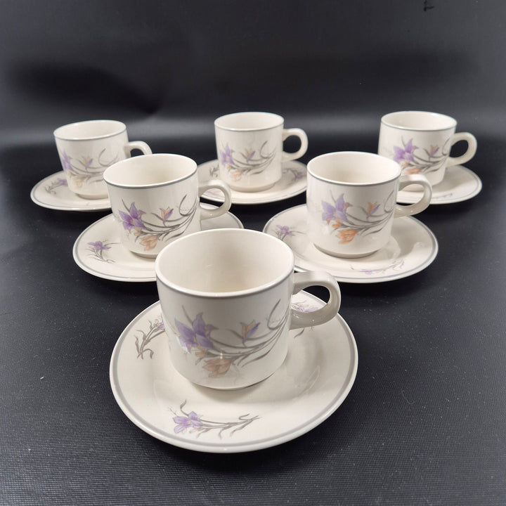 Porslinsteaset med Blomstermotiv - Homy Secondhand Online