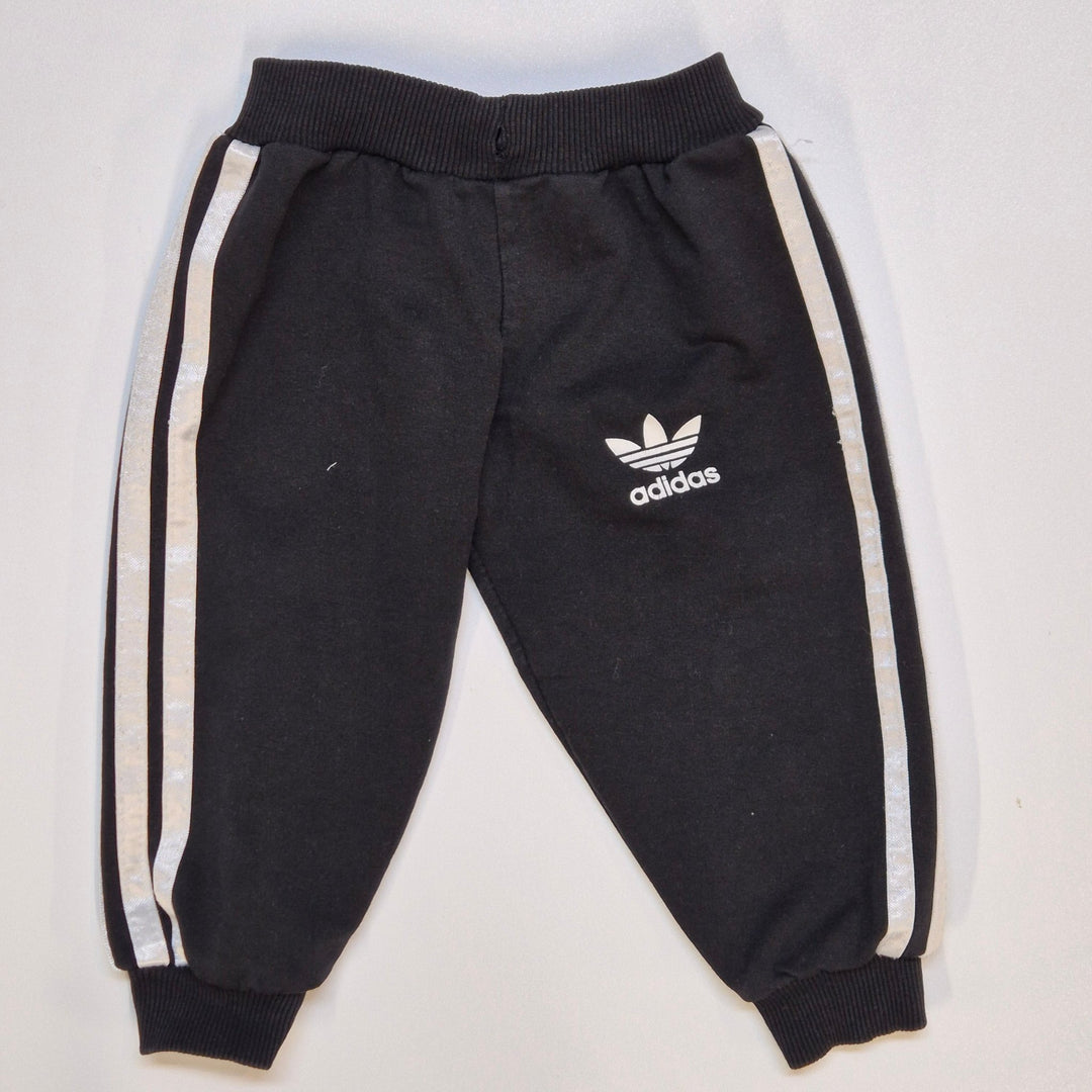 Svarta Adidas Joggingbyxor med Sidoränder - Homy Secondhand Online