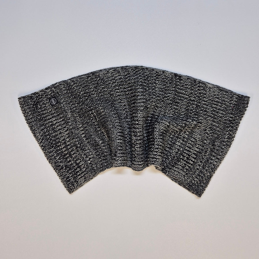 Elegant Stickad Grå Poncho med Knapp - Homy Secondhand Online