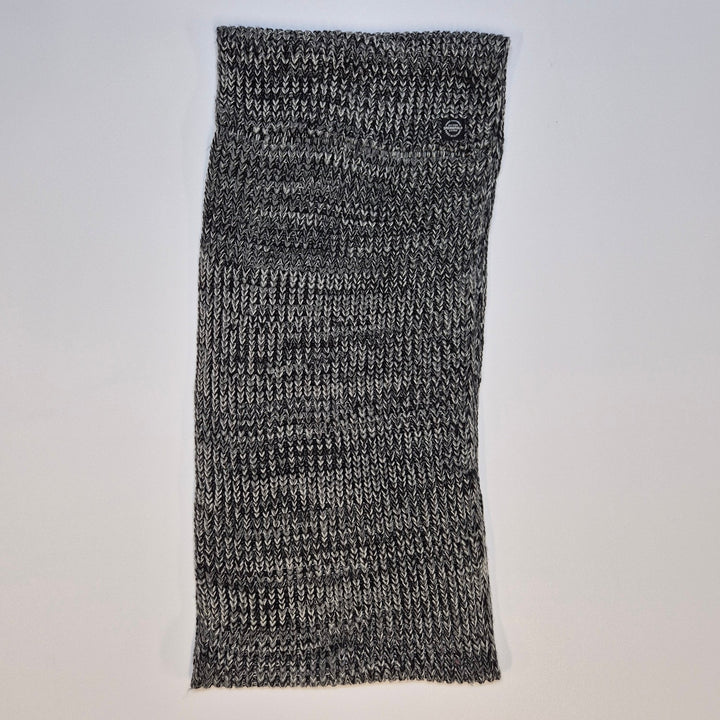 Elegant Stickad Grå Poncho med Knapp - Homy Secondhand Online