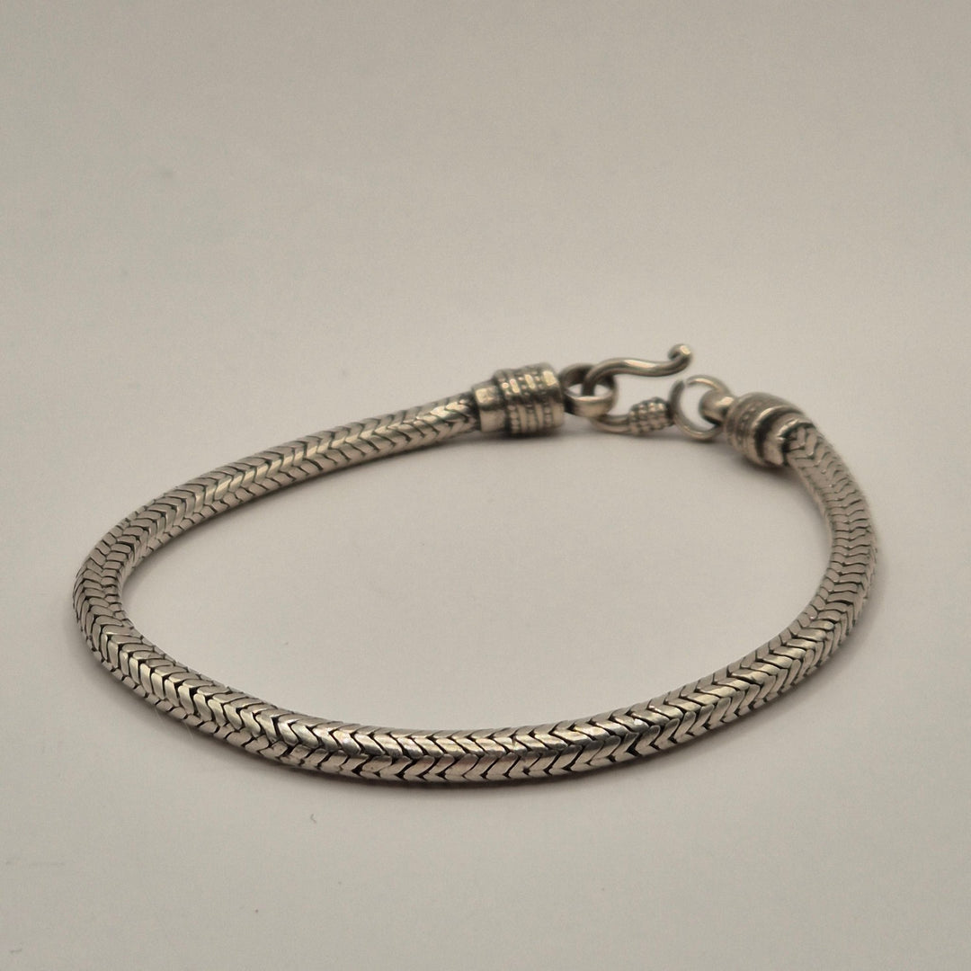Elegant Flätad Silverarmband med Karbinlås - Homy Secondhand Online