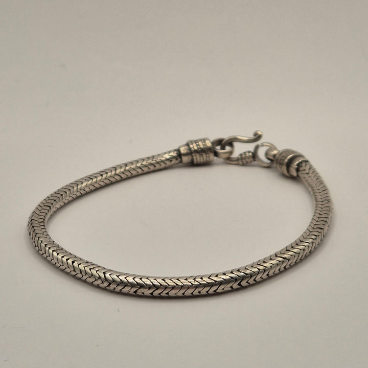 Elegant Flätad Silverarmband med Karbinlås - Homy Secondhand Online