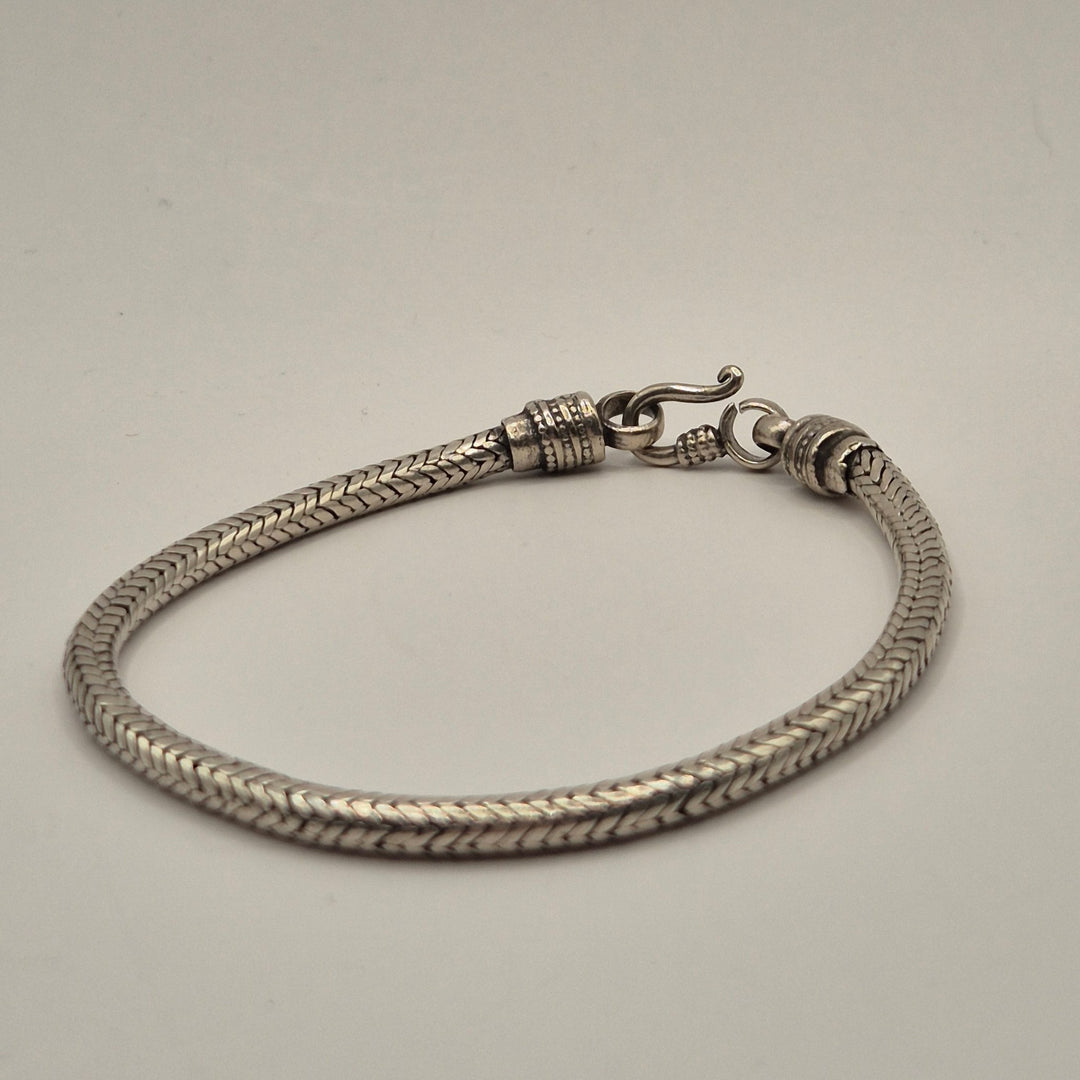 Elegant Flätad Silverarmband med Karbinlås - Homy Secondhand Online