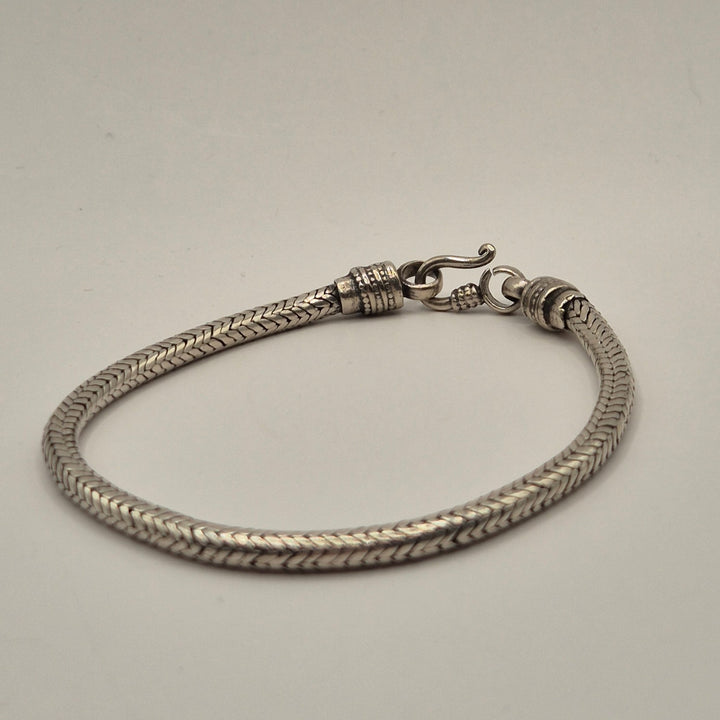 Elegant Flätad Silverarmband med Karbinlås - Homy Secondhand Online