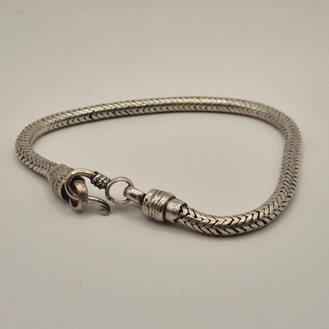 Elegant Flätad Silverarmband med Karbinlås - Homy Secondhand Online