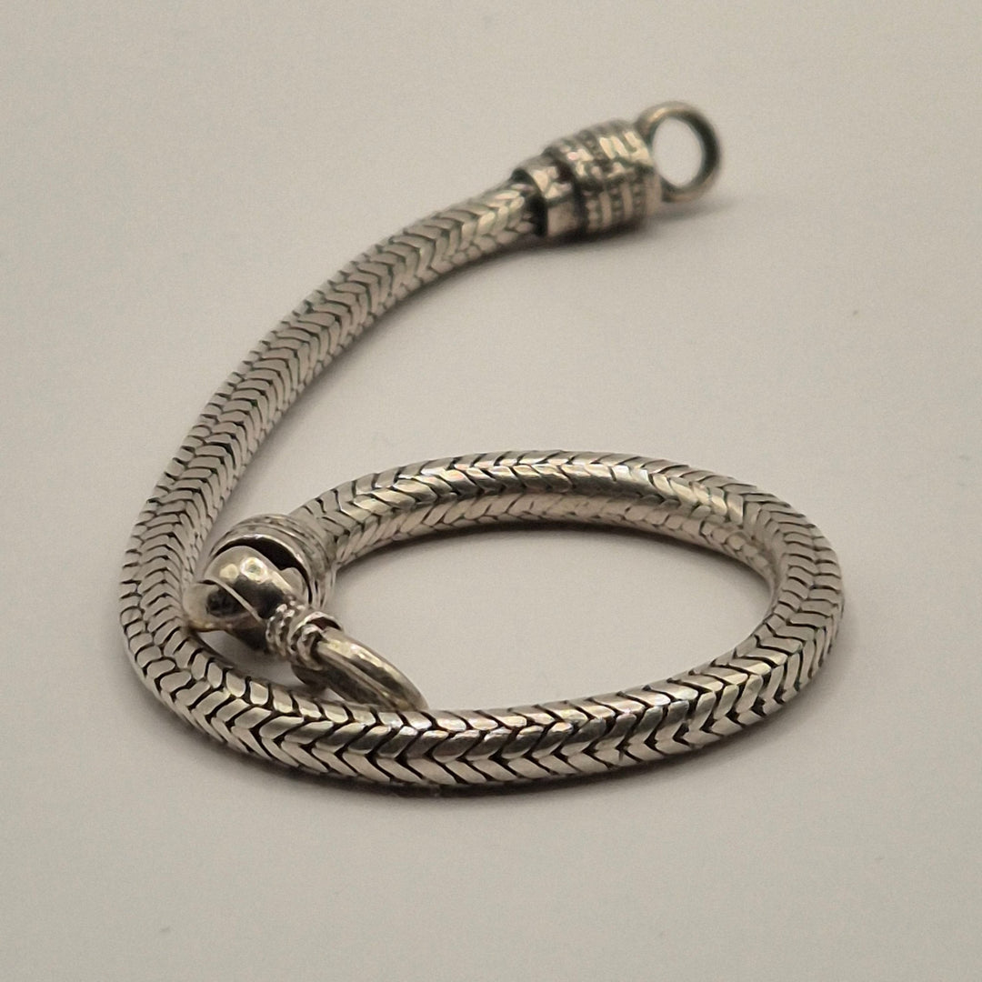 Elegant Flätad Silverarmband med Karbinlås - Homy Secondhand Online
