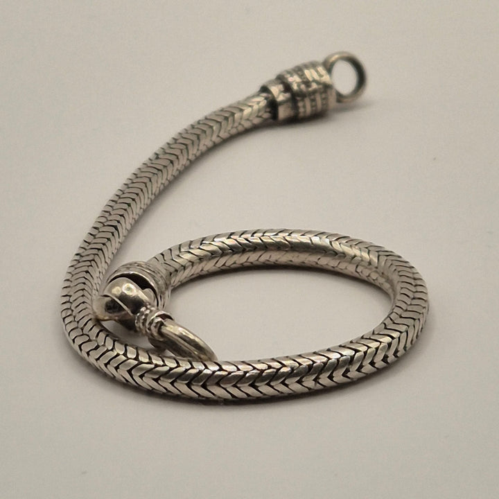 Elegant Flätad Silverarmband med Karbinlås - Homy Secondhand Online
