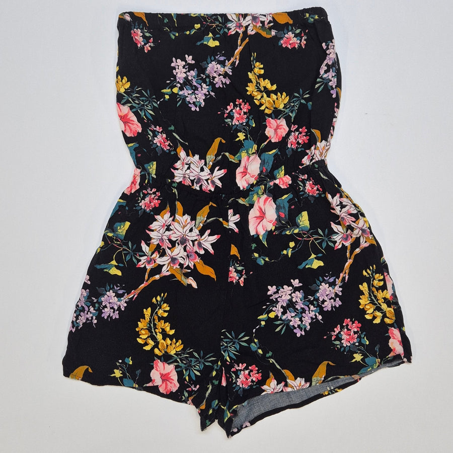 Svart blommig playsuit med midjeband - Homy Secondhand Online