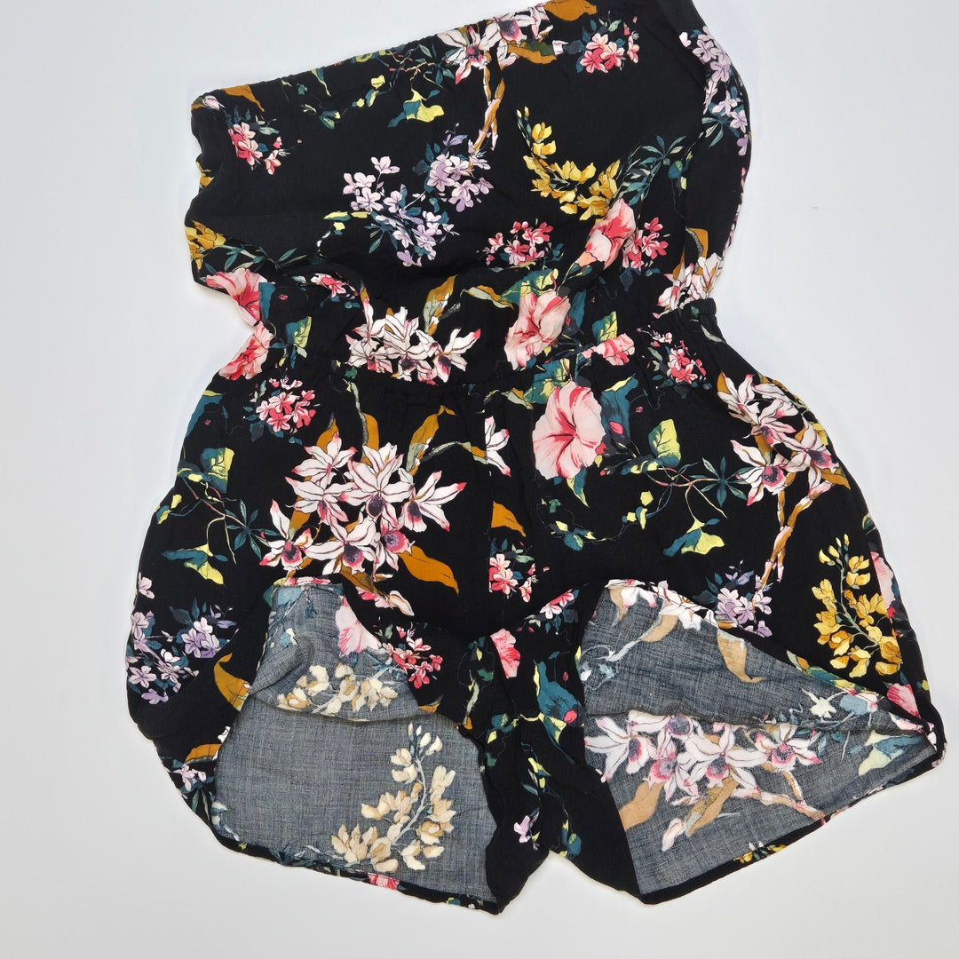 Svart blommig playsuit med midjeband - Homy Secondhand Online