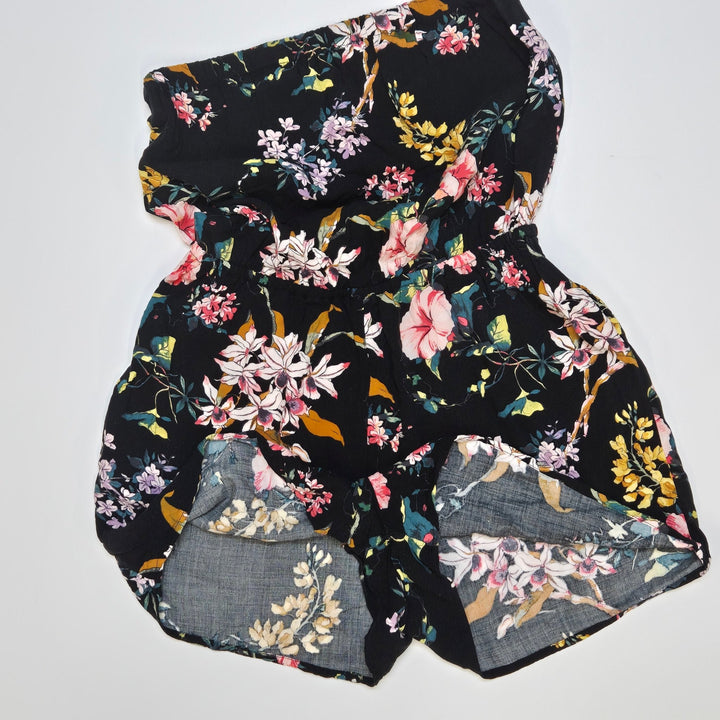 Svart blommig playsuit med midjeband - Homy Secondhand Online