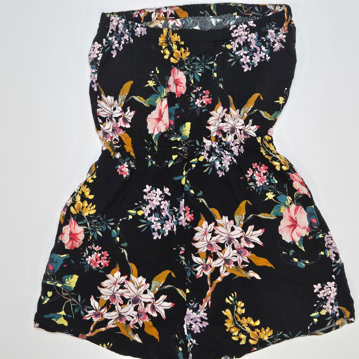 Svart blommig playsuit med midjeband - Homy Secondhand Online