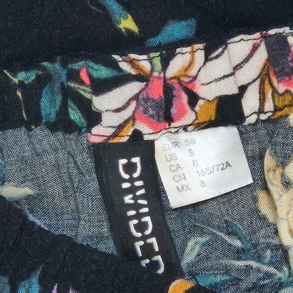 Svart blommig playsuit med midjeband - Homy Secondhand Online