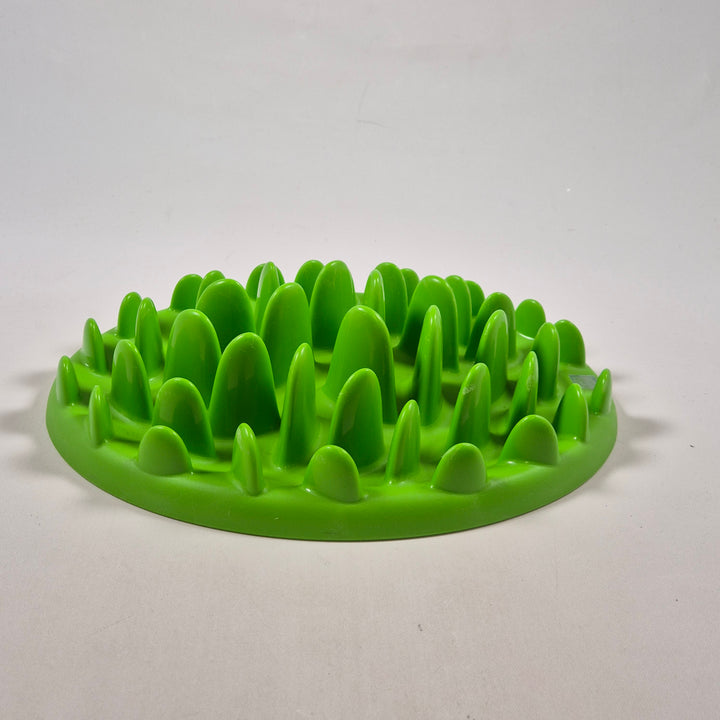 Grön plast hundmatskål med piggar