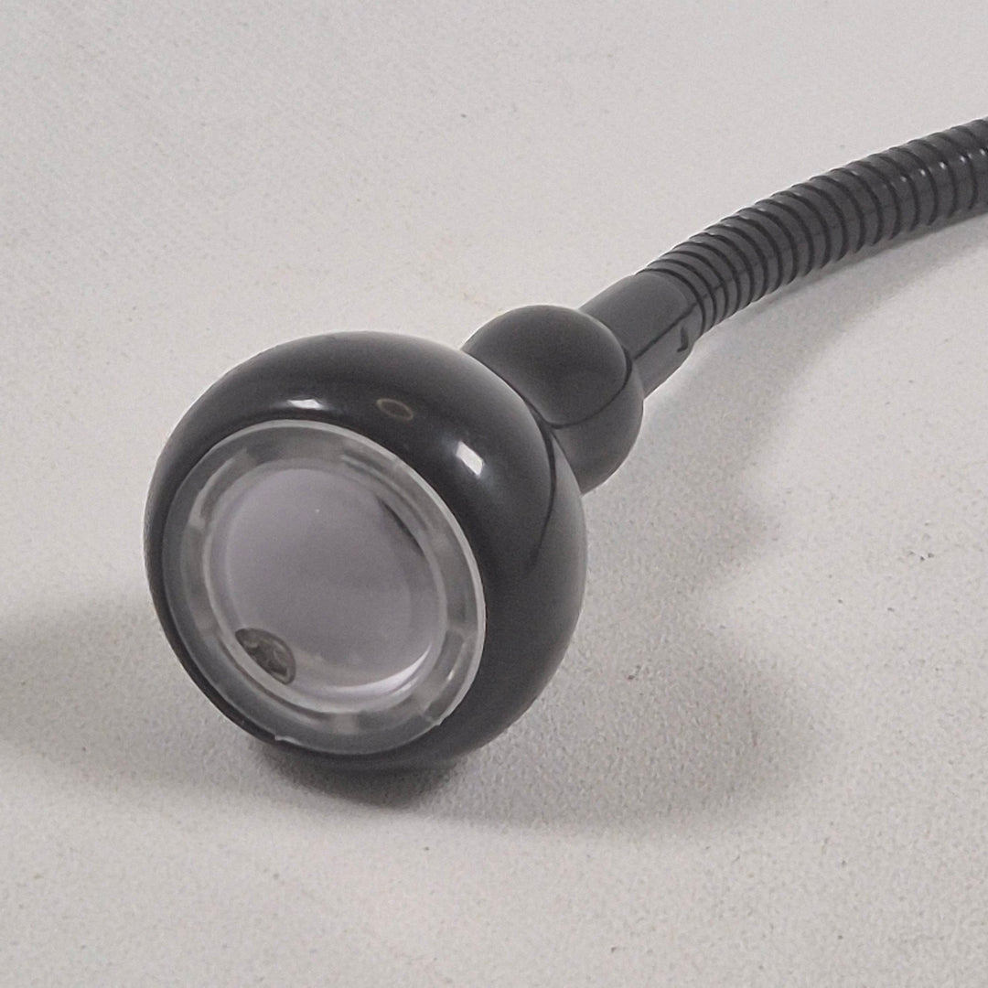 Flexibel bordslampa i metall begagnad