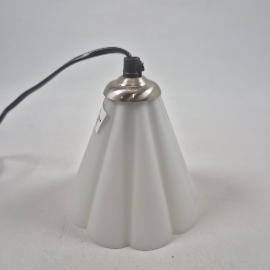 Retro bordslampa i blomformad plastdesign