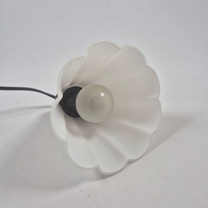 Retro bordslampa i blomformad plastdesign