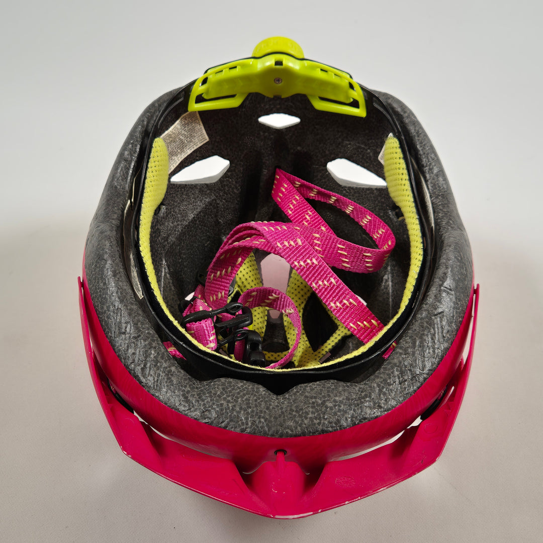Rosa cykelhjälm MET Crackerjack, stilfull och säker