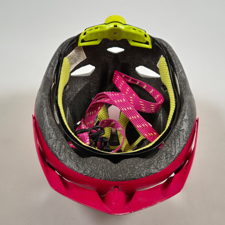 Rosa cykelhjälm MET Crackerjack, stilfull och säker