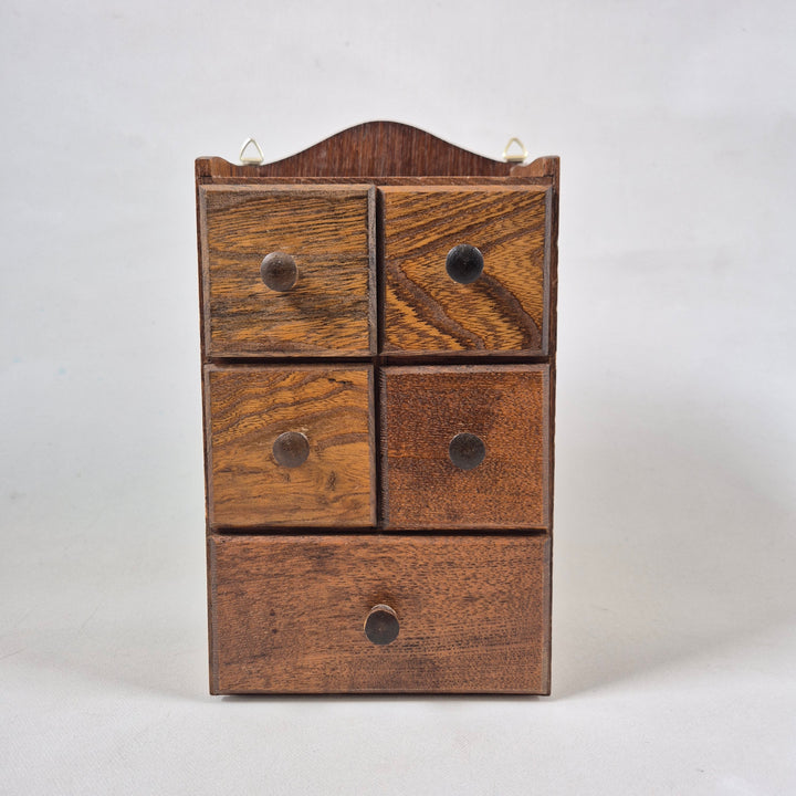 Rustik träförvaringslåda med fem lådor