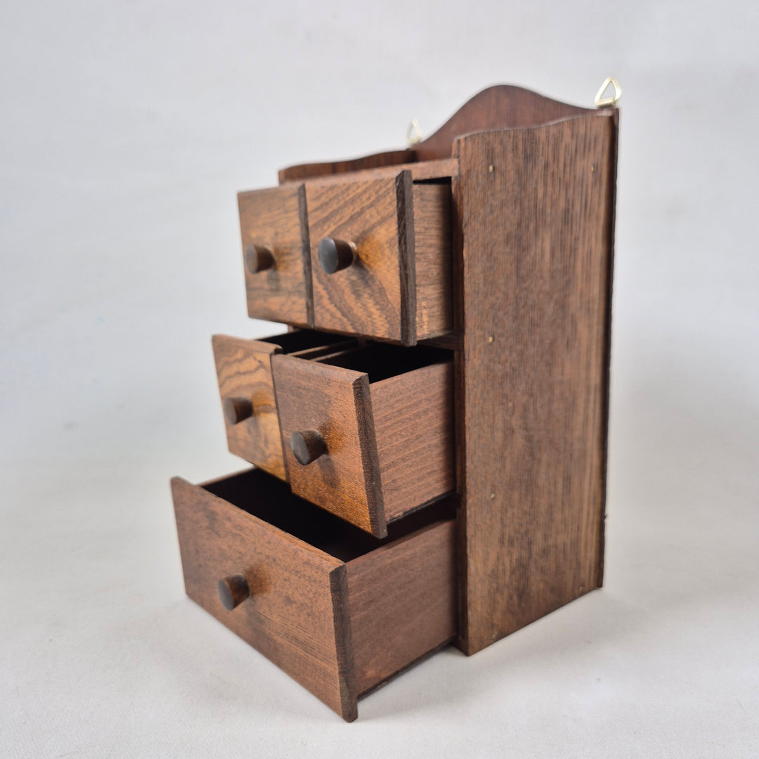 Rustik träförvaringslåda med fem lådor