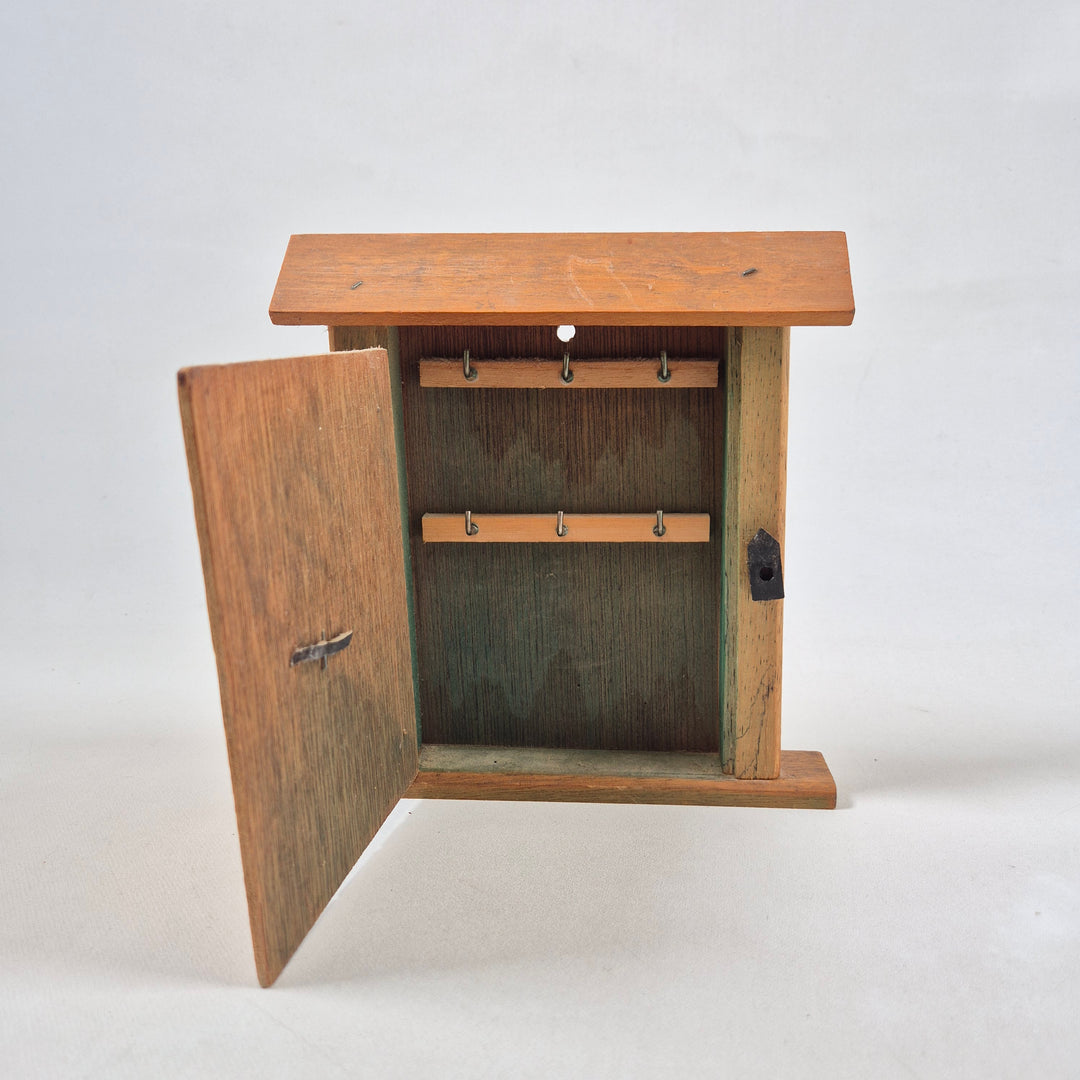 Unikt vintagenyckelskåp i trä retroutseende