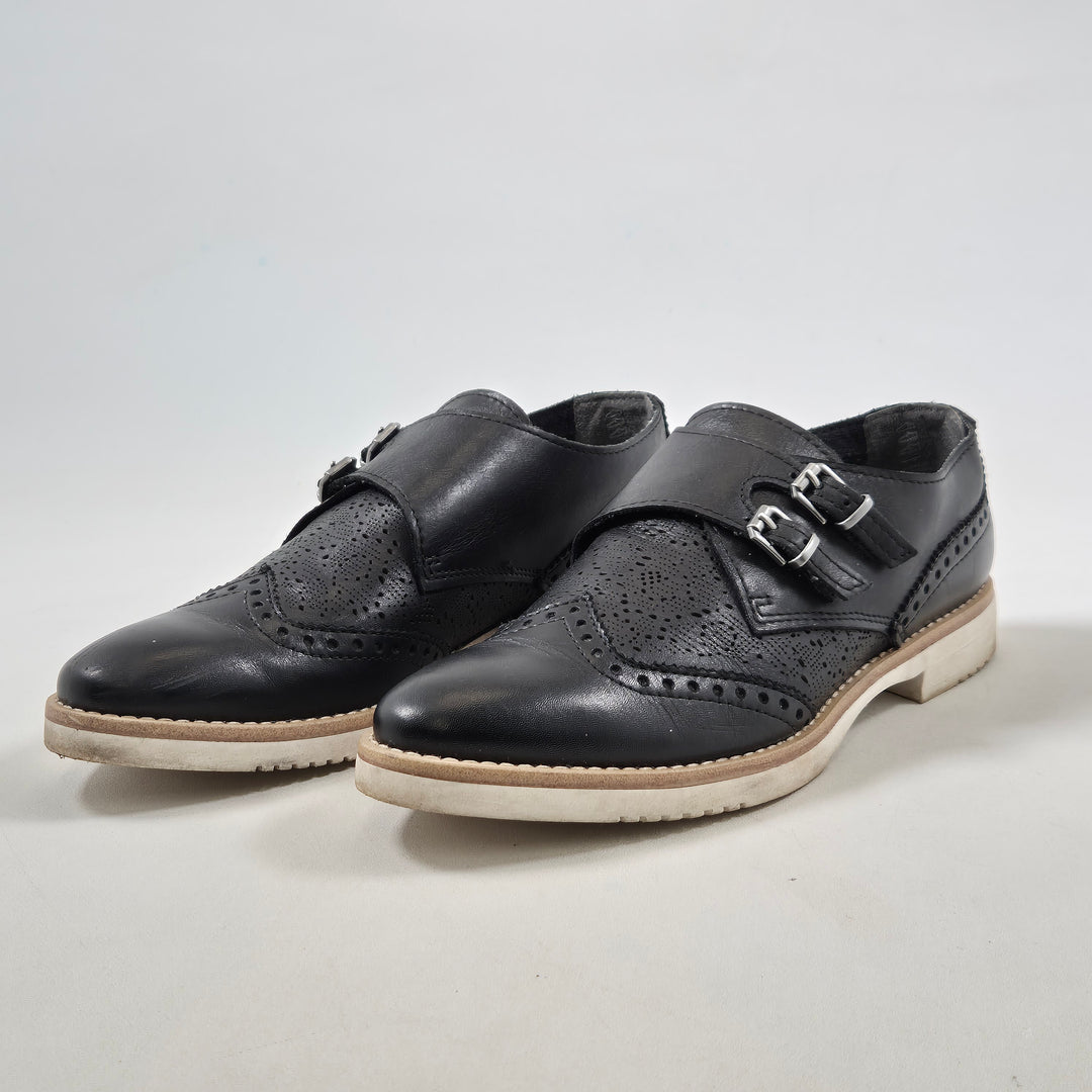 Klassiska svarta oxfordskor med broguedesign
