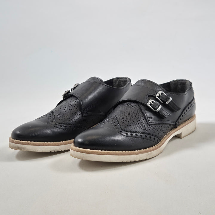 Klassiska svarta oxfordskor med broguedesign